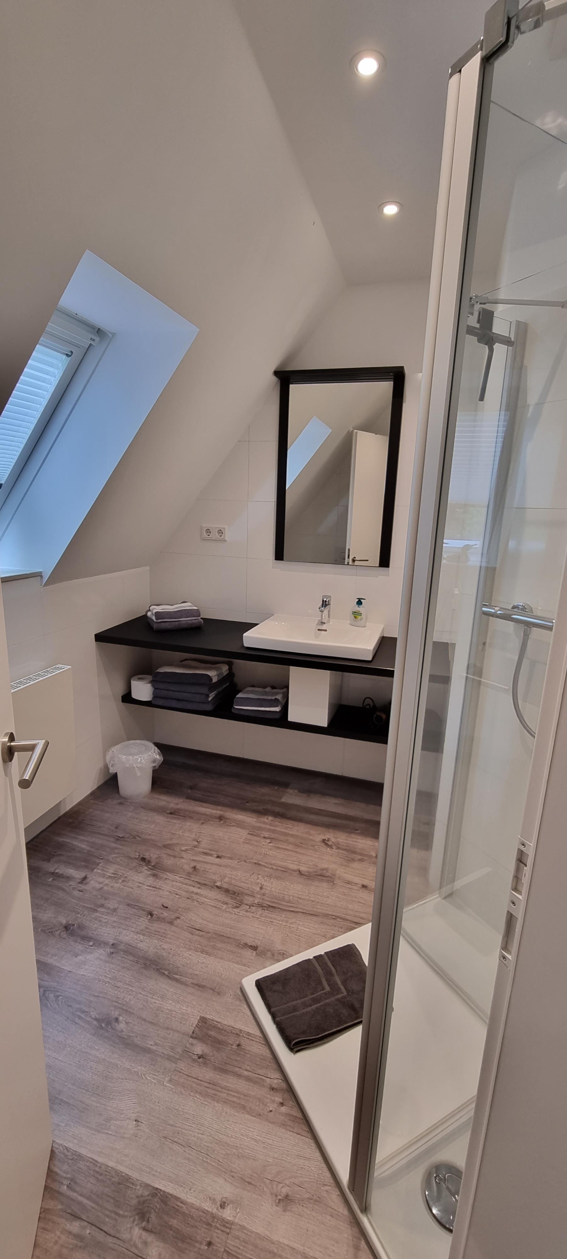 Badezimmer mit Dusche
